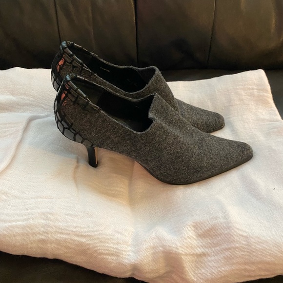 Gray and black Donald J Pliner shoe size 6 1/2 - Picture 2 of 4